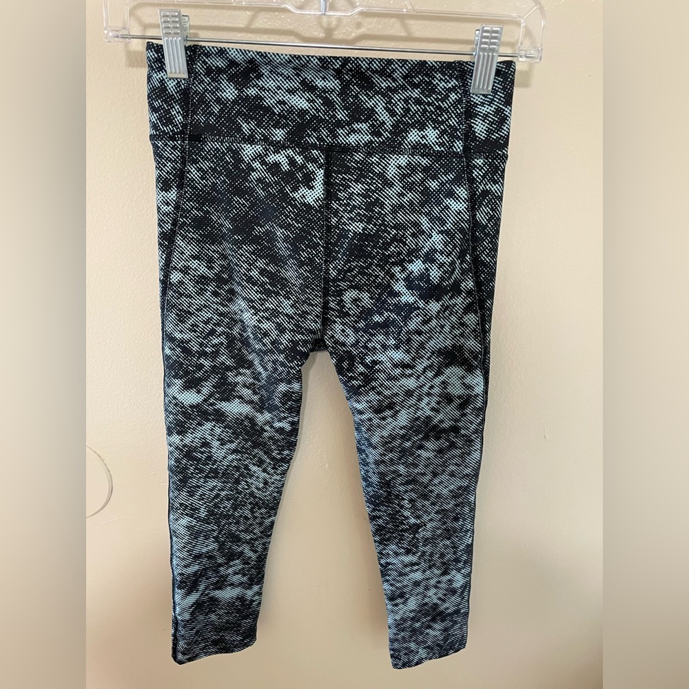 ✨Under Armour Crop Compression Leggings Size XS - Picture 6 of 7